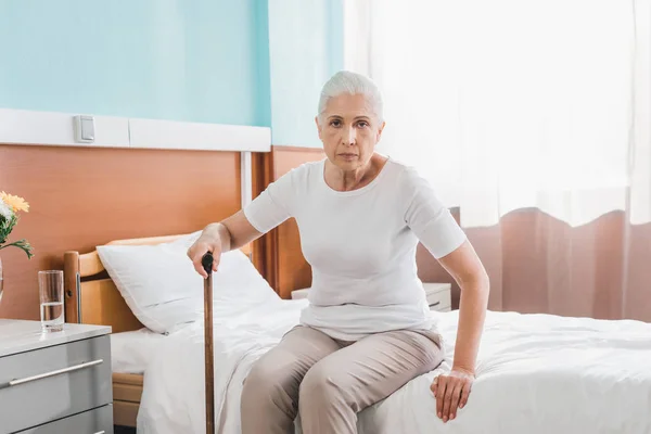 Seniorin mit Stock im Krankenhaus — Stockfoto