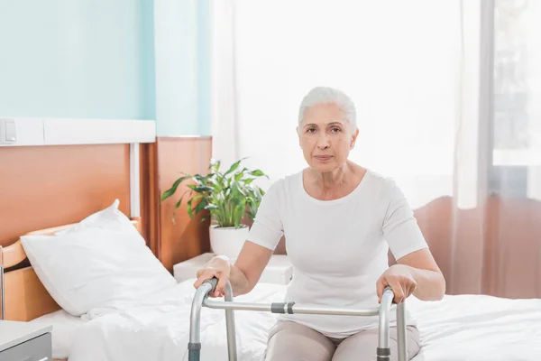 Donna anziana con deambulatore in ospedale — Foto stock