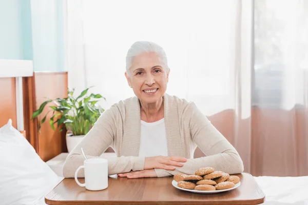 Mujer mayor comiendo en el hospital - foto de stock