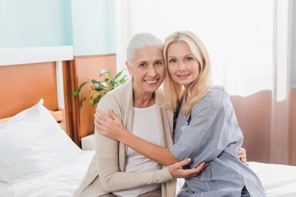 Infirmière et patiente âgée — Photo de stock