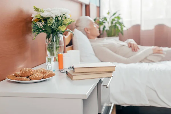 Books and cookies in hospital — Stock Photo