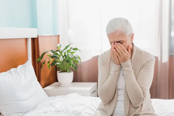 Mujer mayor disgustada en el hospital - foto de stock