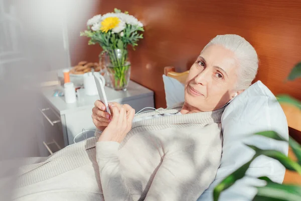 Seniorin mit Smartphone im Krankenhaus — Stockfoto