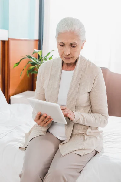 Femme âgée avec tablette numérique à l'hôpital — Photo de stock