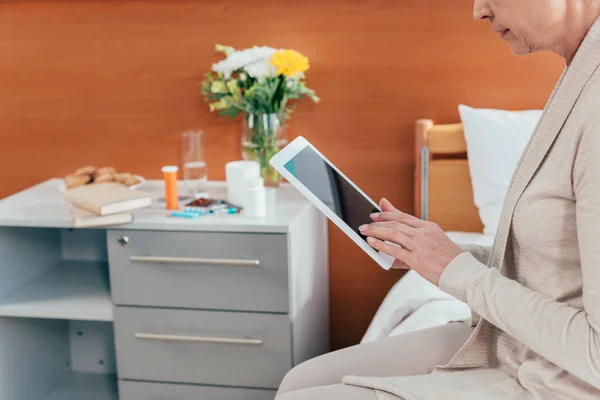 Femme âgée avec tablette numérique à l'hôpital — Photo de stock