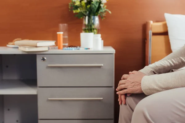 Femme âgée dans la chambre d'hôpital — Photo de stock