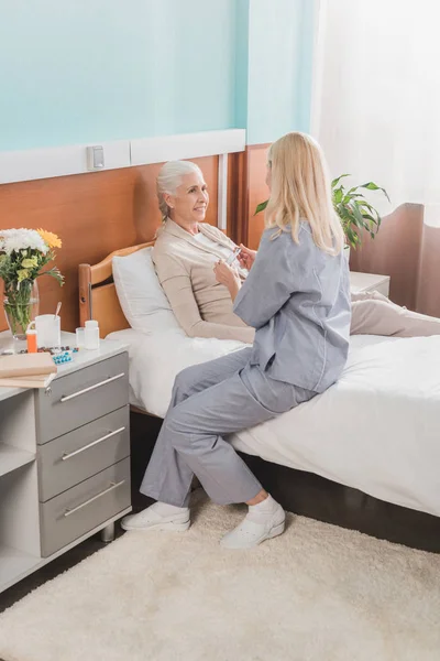 Nurse measuring temperature of patient — Stock Photo