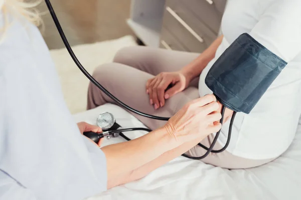 Krankenschwester misst Blutdruck des Patienten — Stockfoto