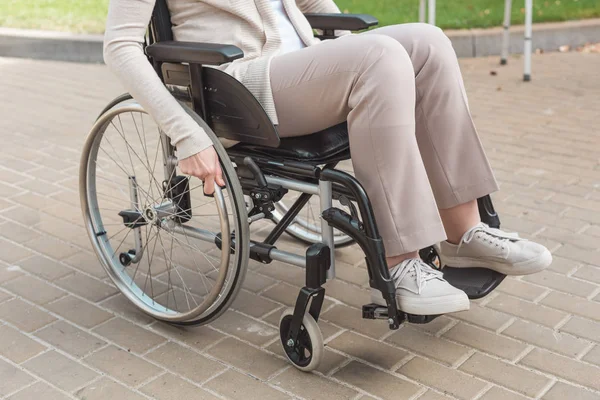 Donna anziana in sedia a rotelle — Foto stock