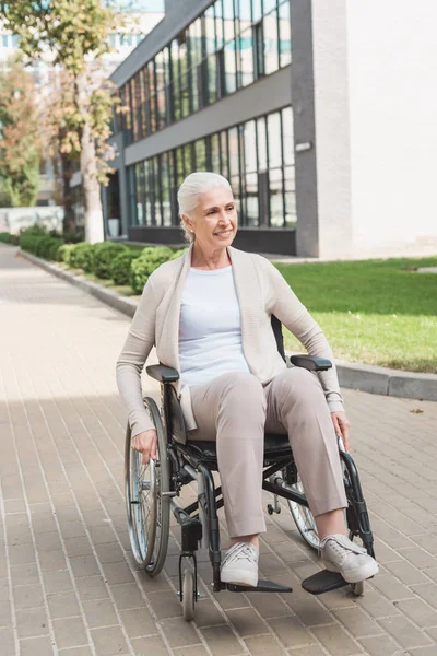 Donna anziana in sedia a rotelle — Foto stock
