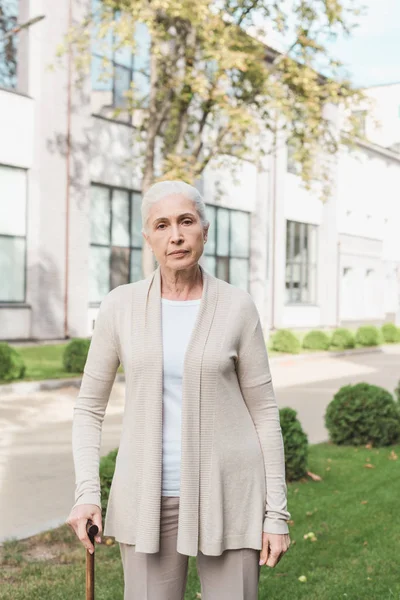 Femme âgée avec canne — Photo de stock