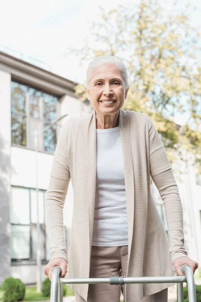 Donna anziana con walker — Foto stock