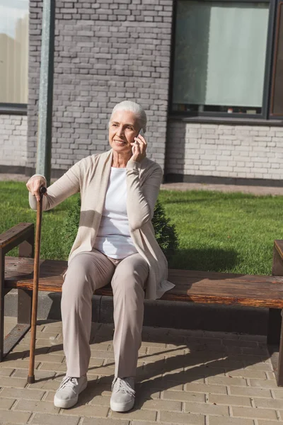 Senior woman talking on smartphone — Stock Photo