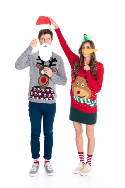 Pareja con accesorios de papel de Navidad - foto de stock