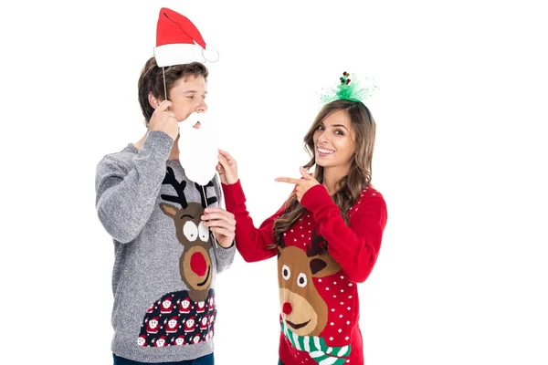 Pareja con accesorios de papel de Navidad - foto de stock