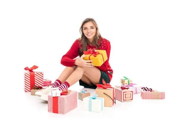 Frau sitzt zwischen Weihnachtsgeschenken — Stockfoto