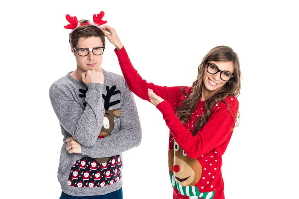 Casal em camisolas festivas de inverno — Fotografia de Stock