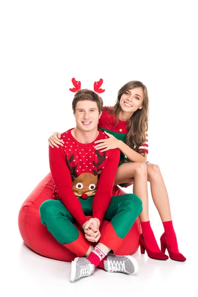 Feliz pareja en trajes de Navidad - foto de stock