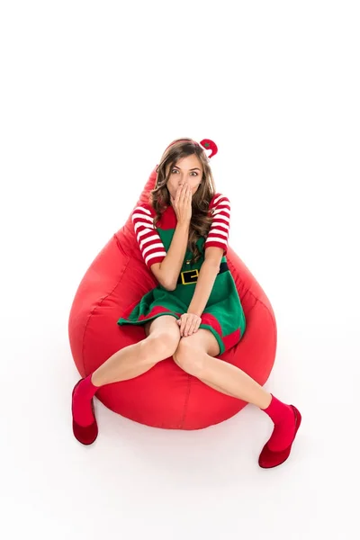 Femme en costume d'elfe sur chaise de sac — Photo de stock
