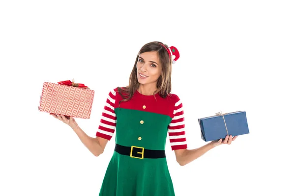 Mujer en traje de elfo con regalos - foto de stock