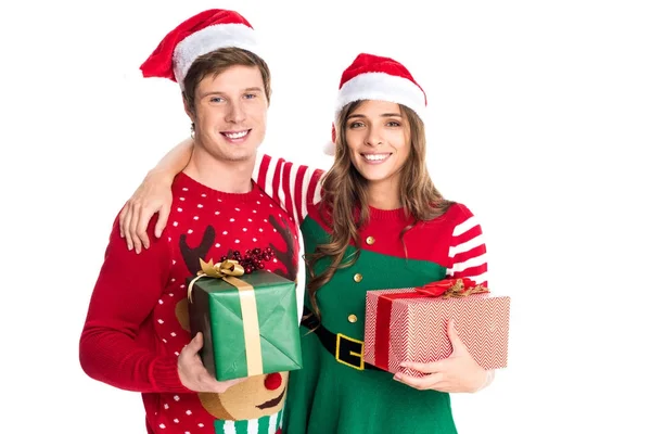 Casal em chapéus de santa com presentes — Fotografia de Stock