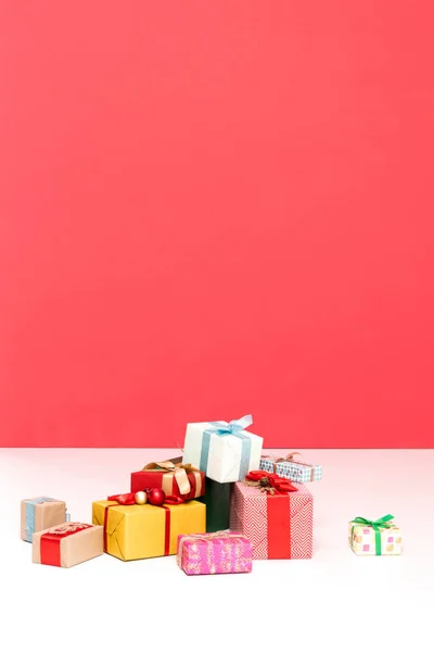 Pila de regalos de Navidad - foto de stock