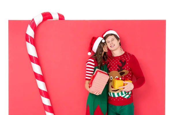 Casal em chapéus de santa com presentes — Fotografia de Stock