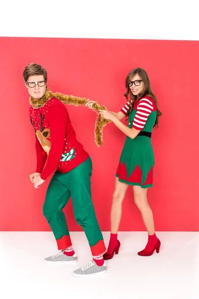 Pareja en disfraces de Navidad divertirse - foto de stock