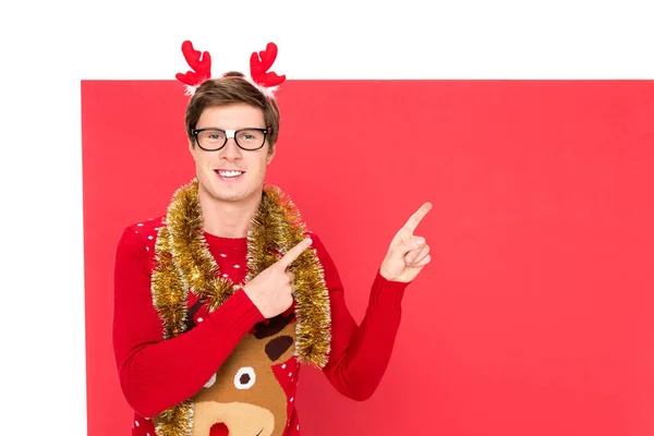 Hombre con decoraciones navideñas - foto de stock