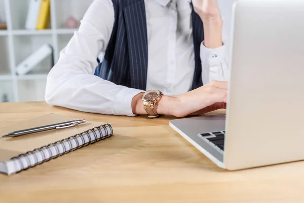 Femme d'affaires tapant sur ordinateur portable — Photo de stock