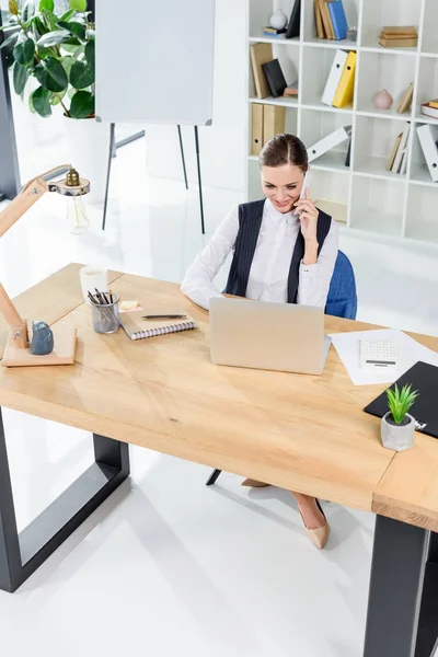 Businesswoman talking on smartphone — Stock Photo