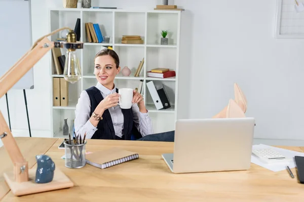 Geschäftsfrau mit Tasse Kaffee im Büro — Stockfoto