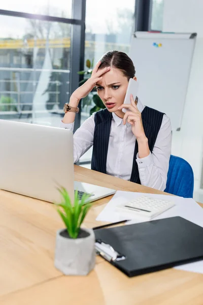 Troubled businesswoman talking on phone — Stock Photo