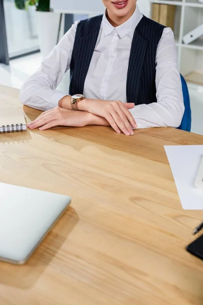 Femme d'affaires assise au bureau — Photo de stock