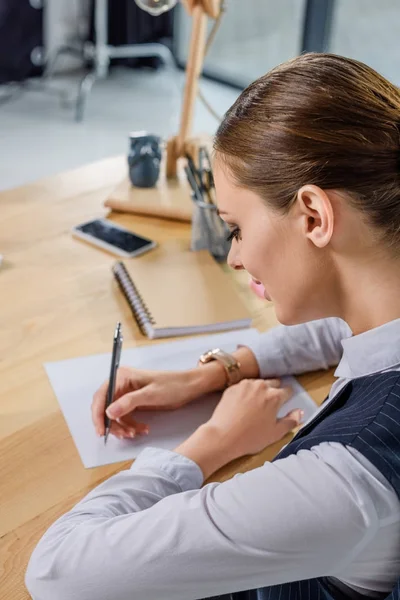 Empresaria escribiendo notas - foto de stock