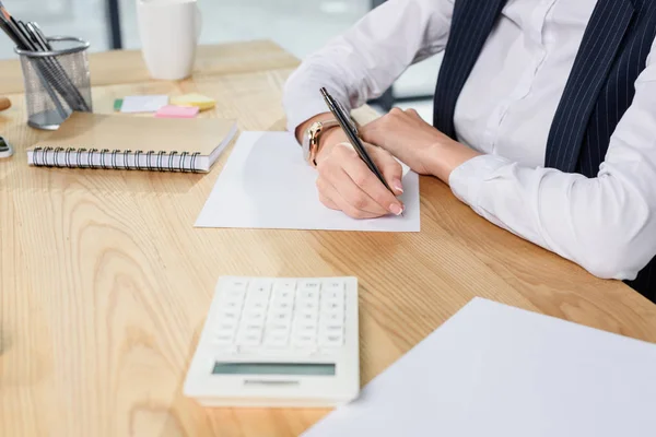 Geschäftsfrau schreibt Notizen — Stockfoto