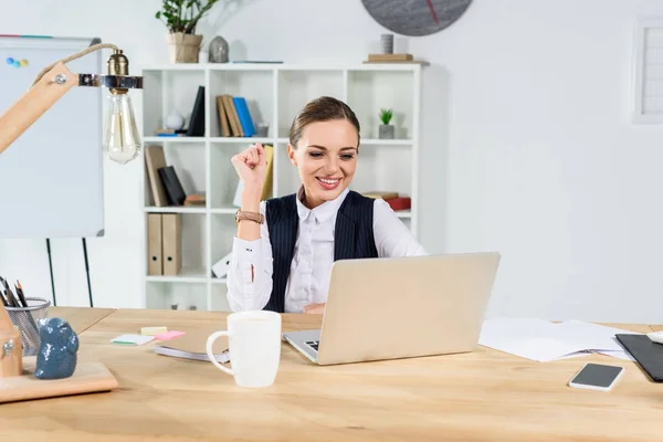 Mujer de negocios trabajando con el ordenador portátil - foto de stock