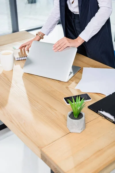 Mujer de negocios cierre portátil - foto de stock