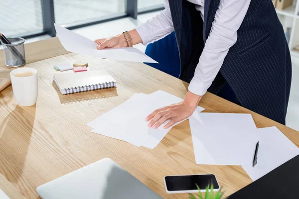 Geschäftsfrau liest bei Papierkram — Stockfoto