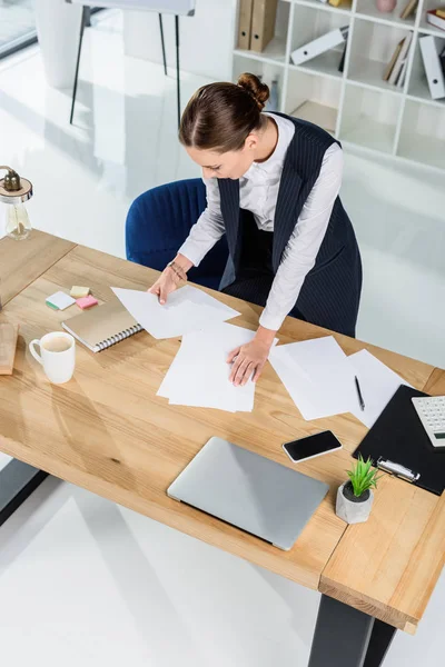 Femme d'affaires examinant la paperasse — Photo de stock