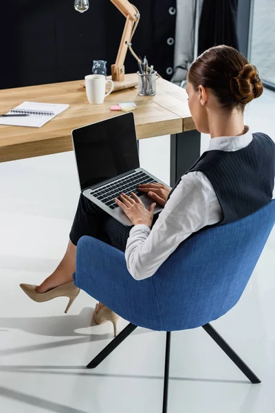 Mujer de negocios en la oficina usando el ordenador portátil - foto de stock