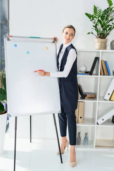 Geschäftsfrau schreibt auf Whiteboard — Stockfoto