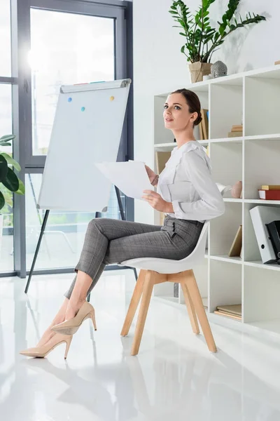 Mulher de negócios segurando papelada — Fotografia de Stock