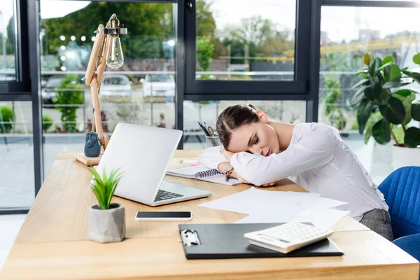 Empresaria durmiendo en el escritorio - foto de stock