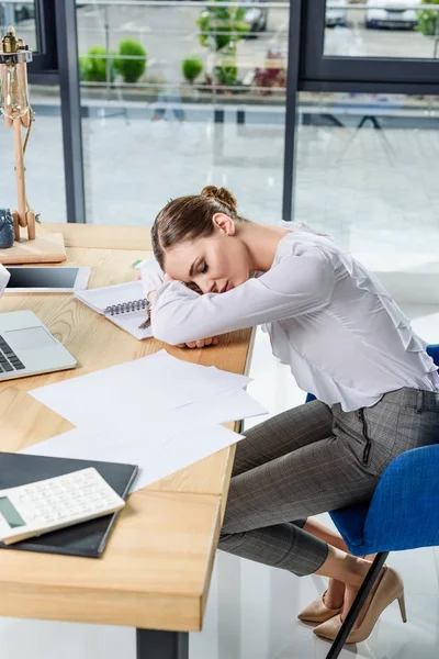 Donna d'affari che dorme sulla scrivania — Foto stock