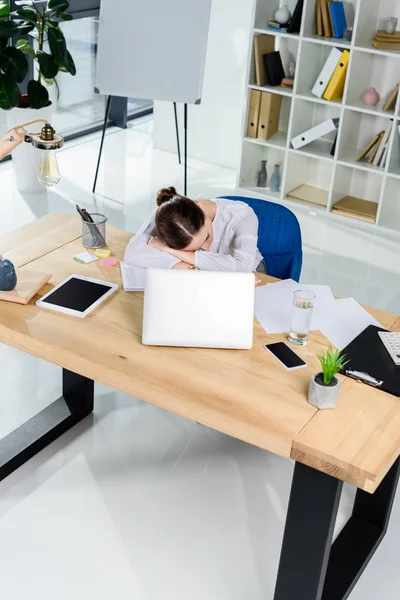 Geschäftsfrau schläft auf Schreibtisch — Stockfoto