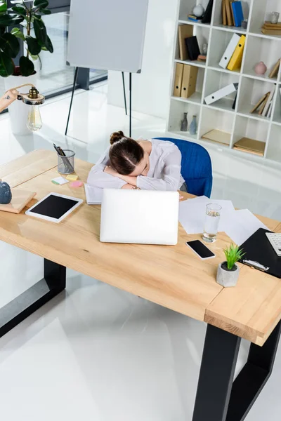 Femme d'affaires dormant sur le bureau — Photo de stock