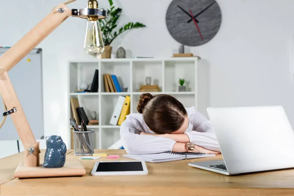 Businesswoman sleeping on desk — Stock Photo
