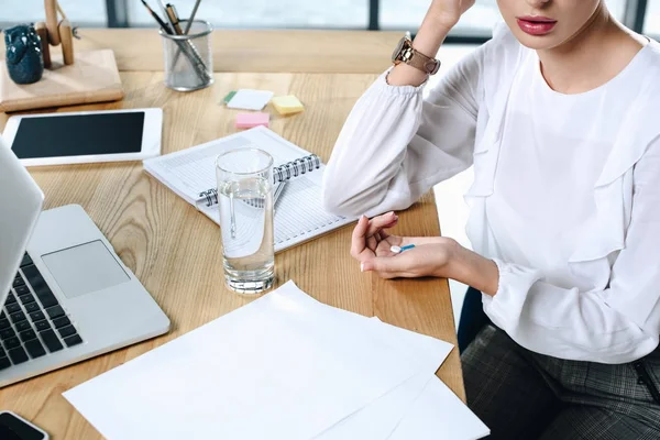 Donna d'affari in possesso di pillole — Foto stock