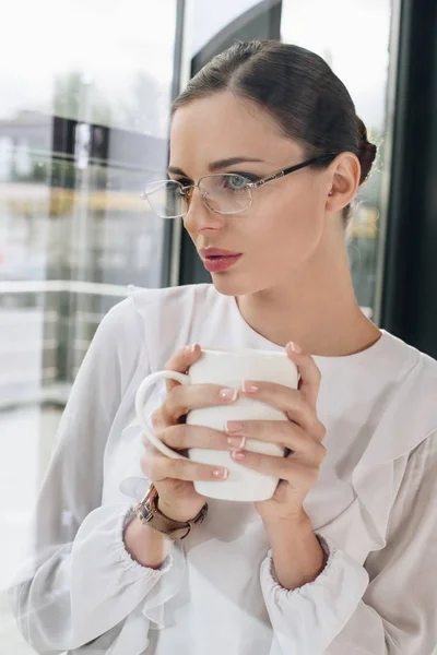 Empresaria sosteniendo taza de café - foto de stock